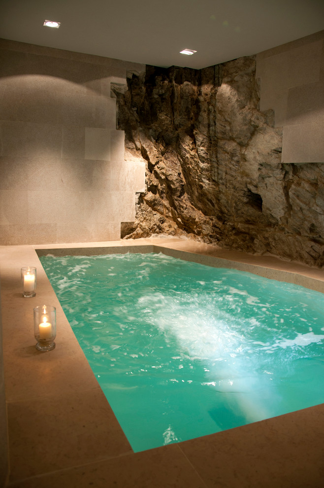 Idées déco pour une piscine intérieure méditerranéenne rectangle avec du carrelage et un bain bouillonnant.