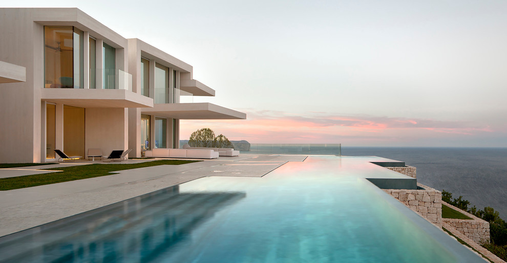 Imagen de casa de la piscina y piscina infinita minimalista grande a medida en patio delantero