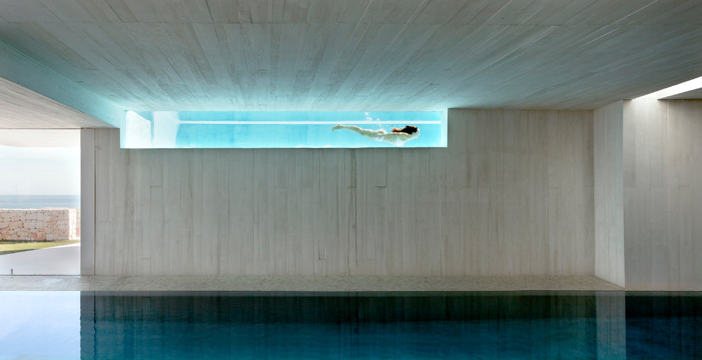 Cette image montre un très grand couloir de nage design.