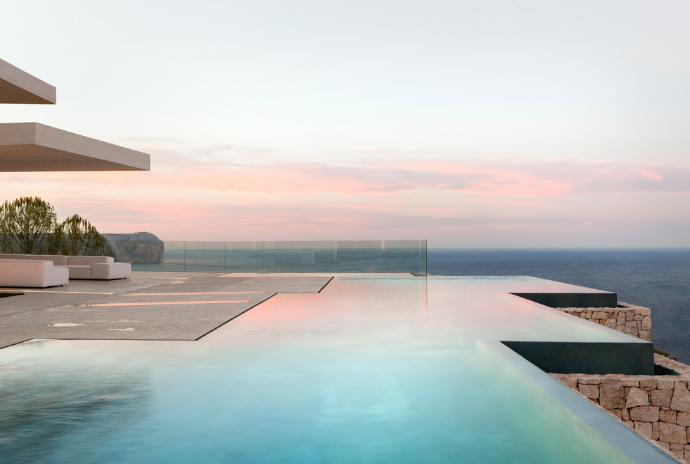 Photo of a contemporary swimming pool in Alicante-Costa Blanca.