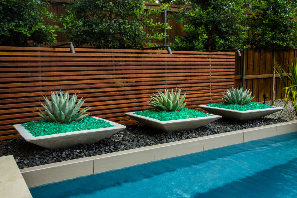 Источник вдохновения для домашнего уюта: спортивный, прямоугольный бассейн на заднем дворе в современном стиле с фонтаном и покрытием из бетонных плит