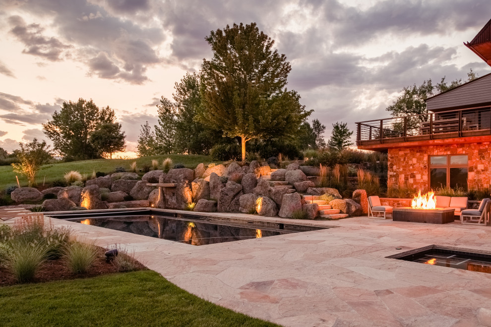 Foto de piscina rústica rectangular con adoquines de piedra natural