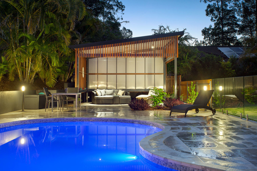 Пример оригинального дизайна: бассейн в форме фасоли, среднего размера на заднем дворе в современном стиле с покрытием из плитки