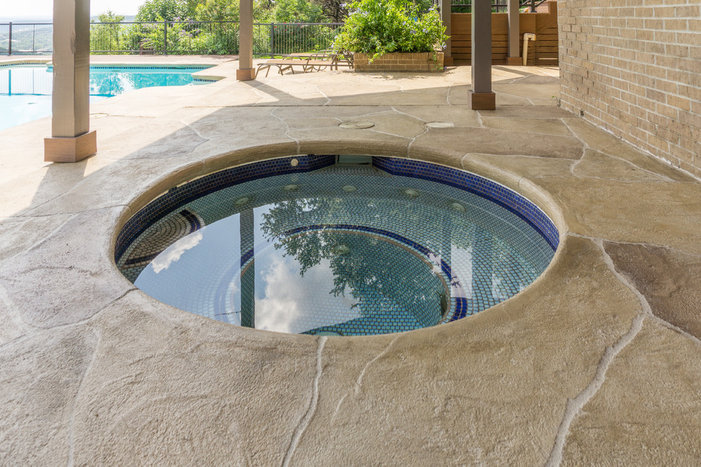 Пример оригинального дизайна: большой угловой бассейн на заднем дворе в современном стиле с джакузи и настилом