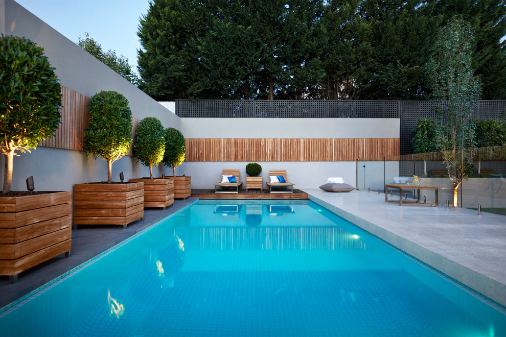 Свежая идея для дизайна: бассейн среднего размера на заднем дворе в современном стиле - отличное фото интерьера
