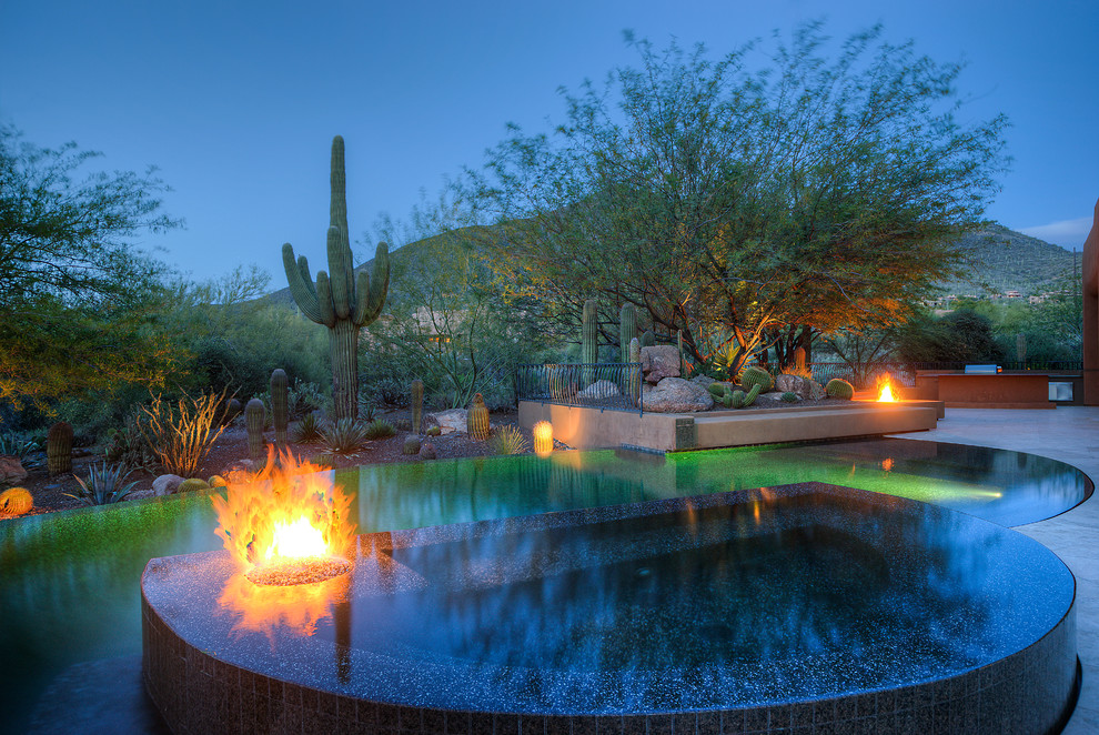 Foto de piscinas y jacuzzis infinitos de estilo americano grandes a medida en patio trasero