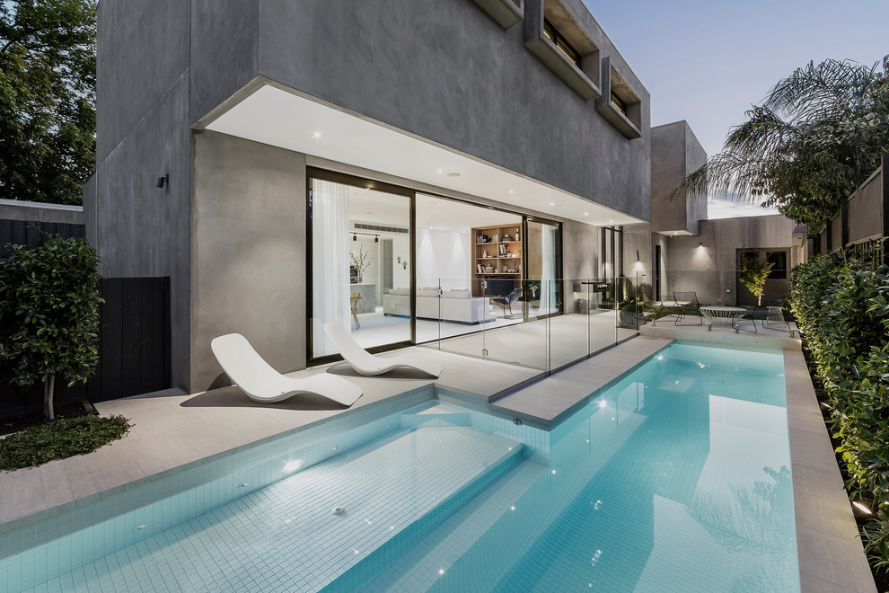 Diseño de piscina contemporánea grande en patio trasero