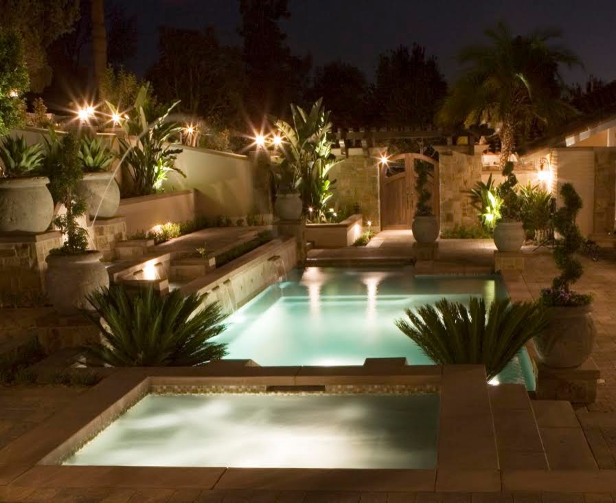 Diseño de piscinas y jacuzzis alargados mediterráneos grandes rectangulares en patio trasero con adoquines de ladrillo