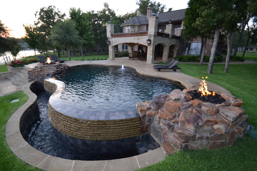 Стильный дизайн: бассейн-инфинити среднего размера, в форме фасоли на заднем дворе в стиле неоклассика (современная классика) с покрытием из бетонных плит - последний тренд