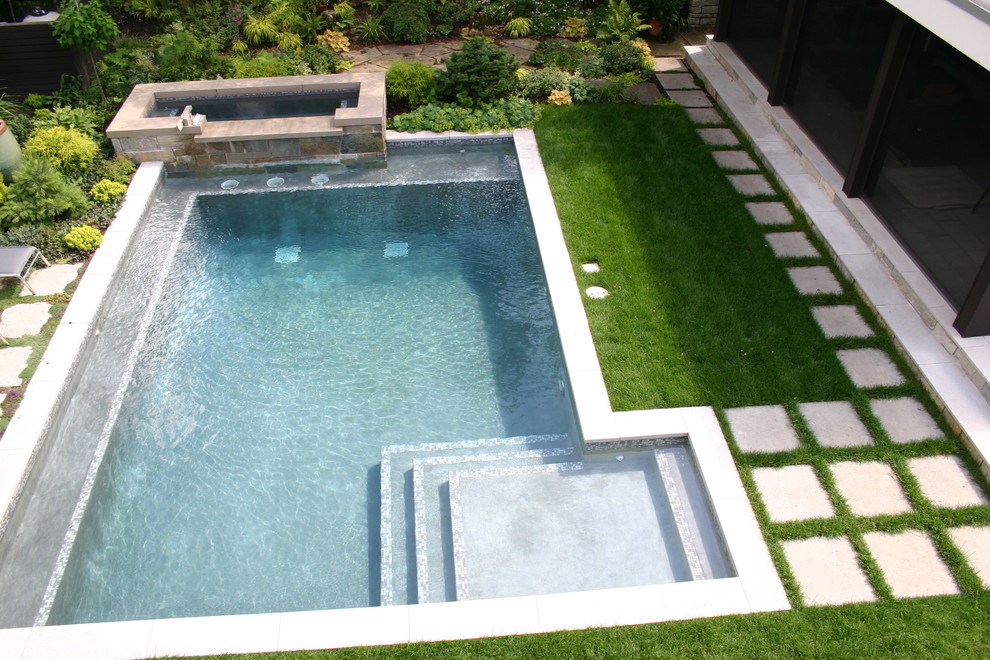 Пример оригинального дизайна: бассейн в современном стиле с мощением тротуарной плиткой
