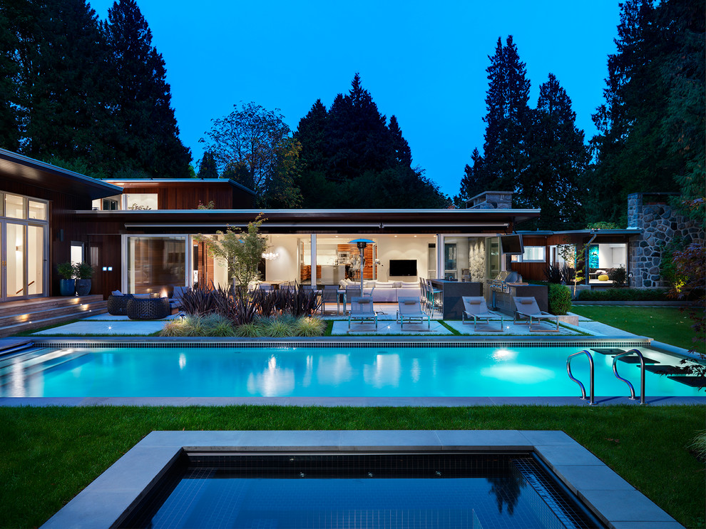 Mittelgroßer Retro Pool hinter dem Haus in rechteckiger Form mit Betonboden in Vancouver