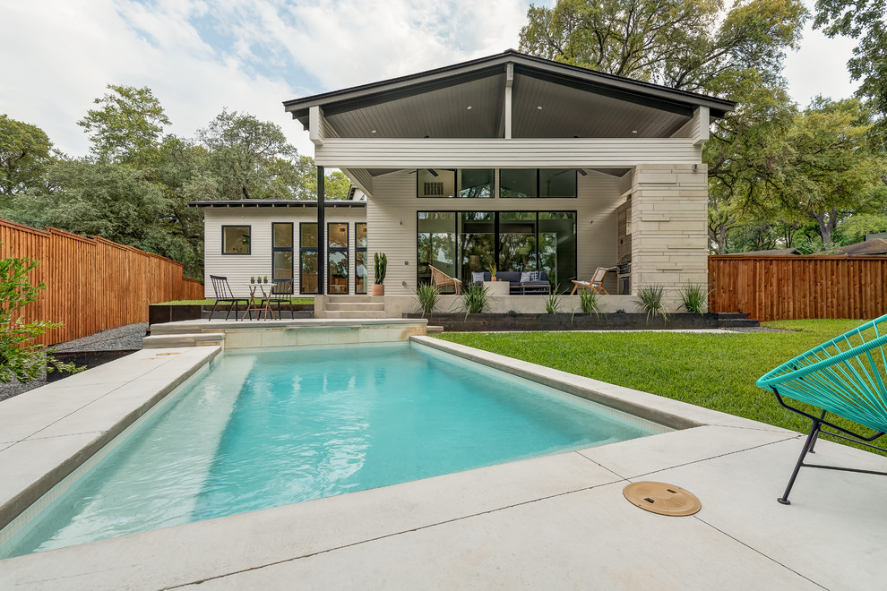 Kleiner Nordischer Pool hinter dem Haus in rechteckiger Form mit Betonplatten in Austin