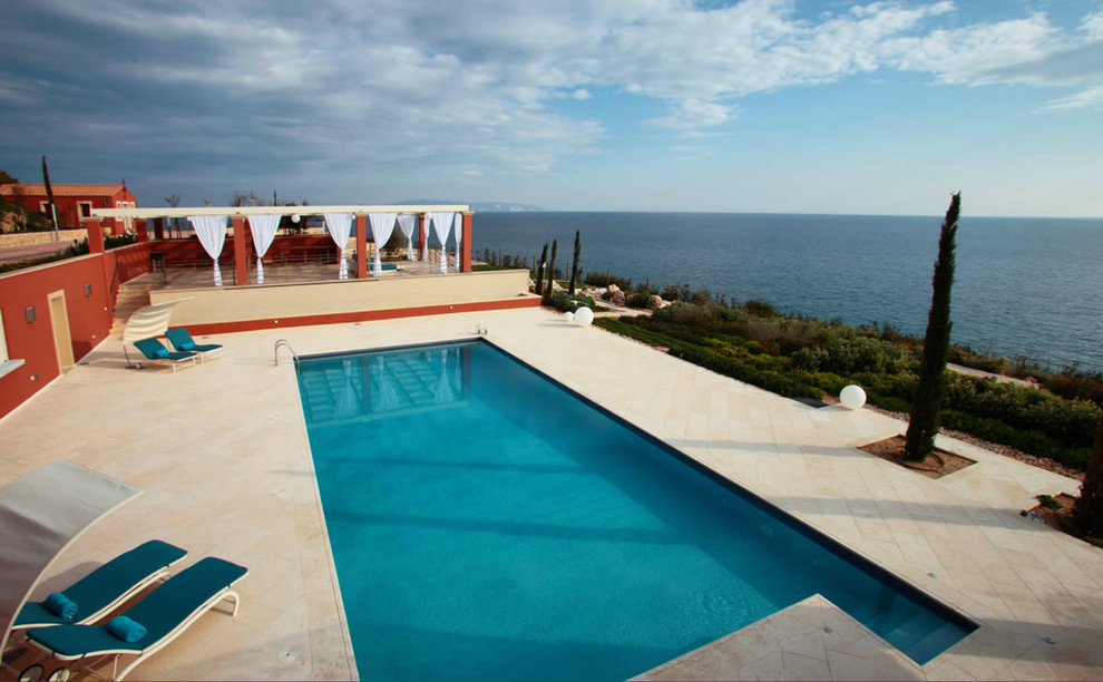 Diseño de piscina mediterránea rectangular