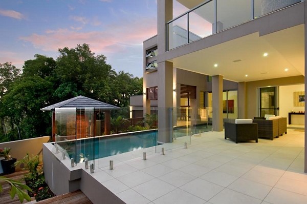 Ejemplo de casa de la piscina y piscina alargada asiática grande rectangular en patio delantero