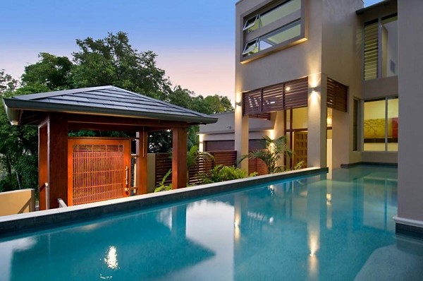 Idée de décoration pour une piscine intérieure asiatique de taille moyenne et ronde avec un point d'eau et des pavés en pierre naturelle.