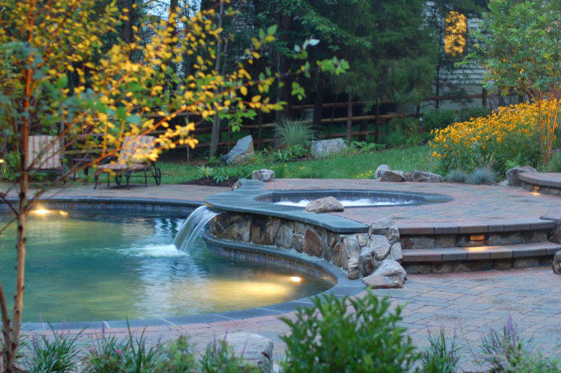 Источник вдохновения для домашнего уюта: естественный бассейн среднего размера, произвольной формы на заднем дворе в стиле фьюжн с фонтаном и мощением тротуарной плиткой