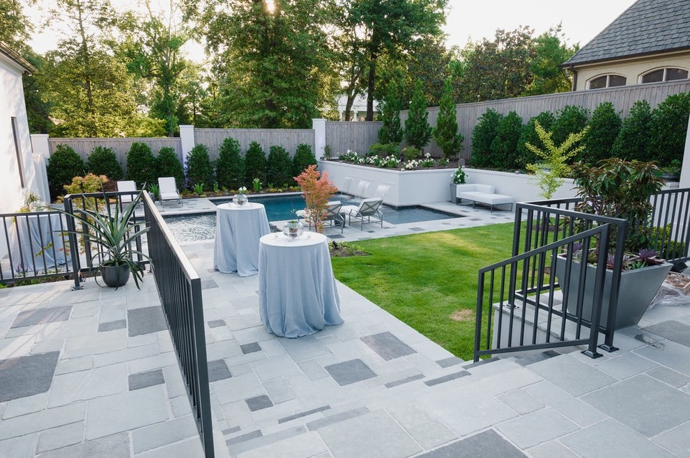 Foto di una piscina minimal personalizzata di medie dimensioni e dietro casa con fontane e pavimentazioni in pietra naturale
