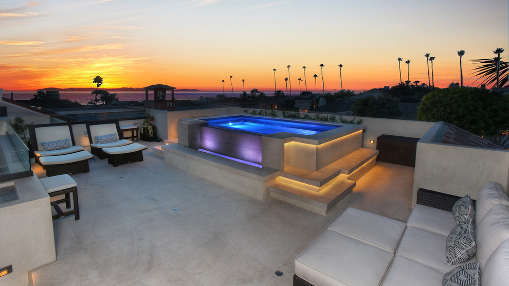 Großer Moderner Pool hinter dem Haus in rechteckiger Form mit Betonplatten in Orange County