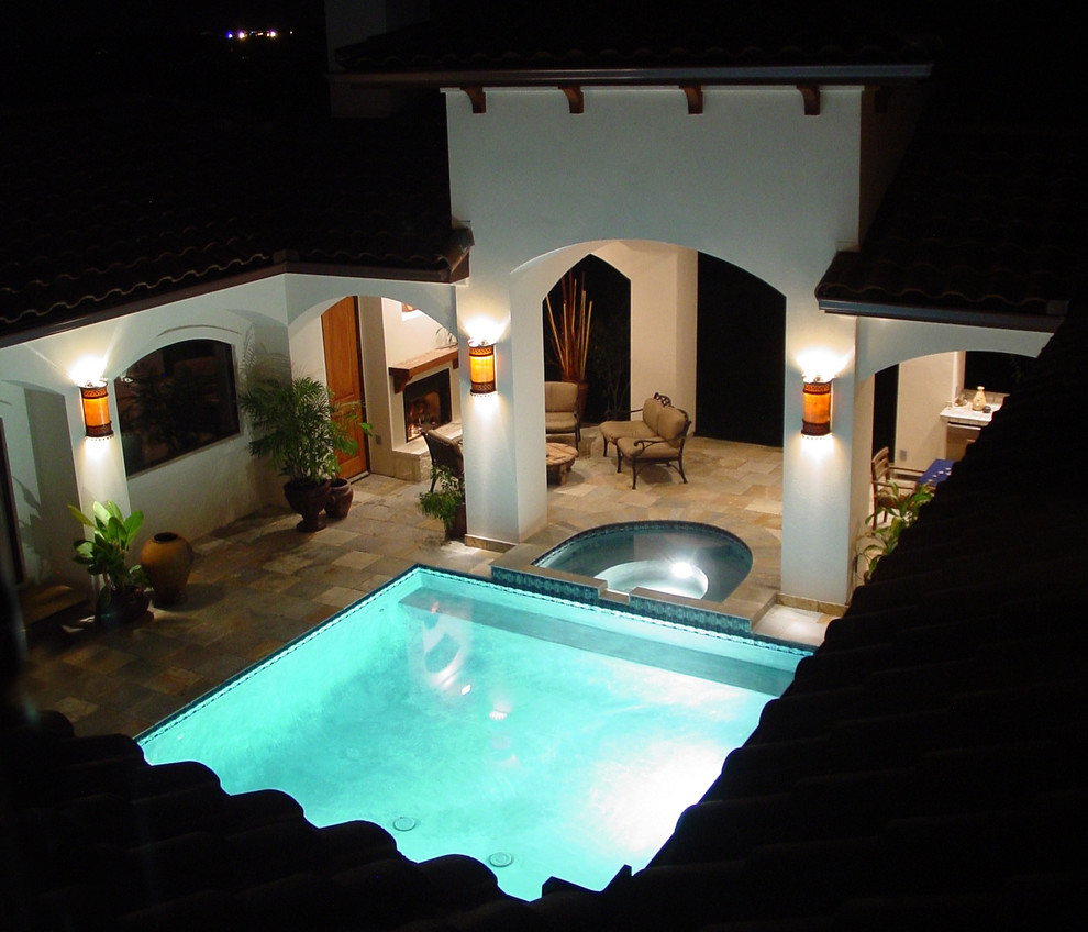 Ispirazione per una piscina monocorsia mediterranea rettangolare di medie dimensioni e in cortile con una vasca idromassaggio e piastrelle