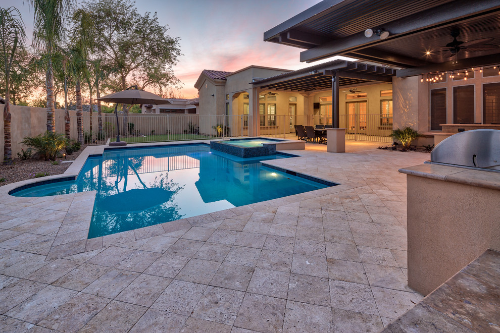 Foto di una piscina contemporanea rettangolare dietro casa con pavimentazioni in mattoni