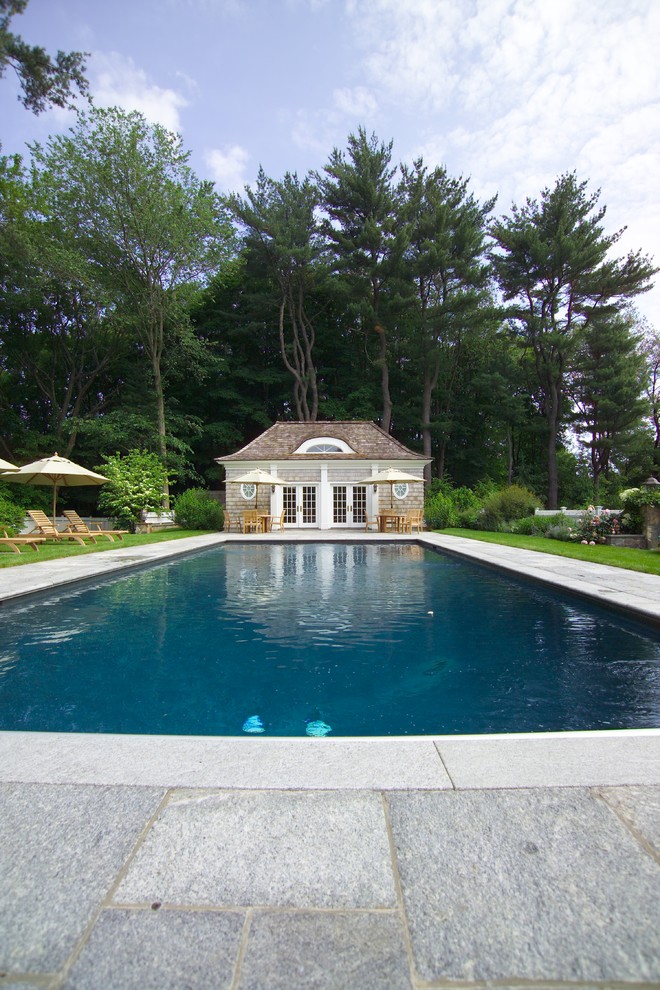 Idee per una grande piscina chic rettangolare dietro casa con pavimentazioni in pietra naturale