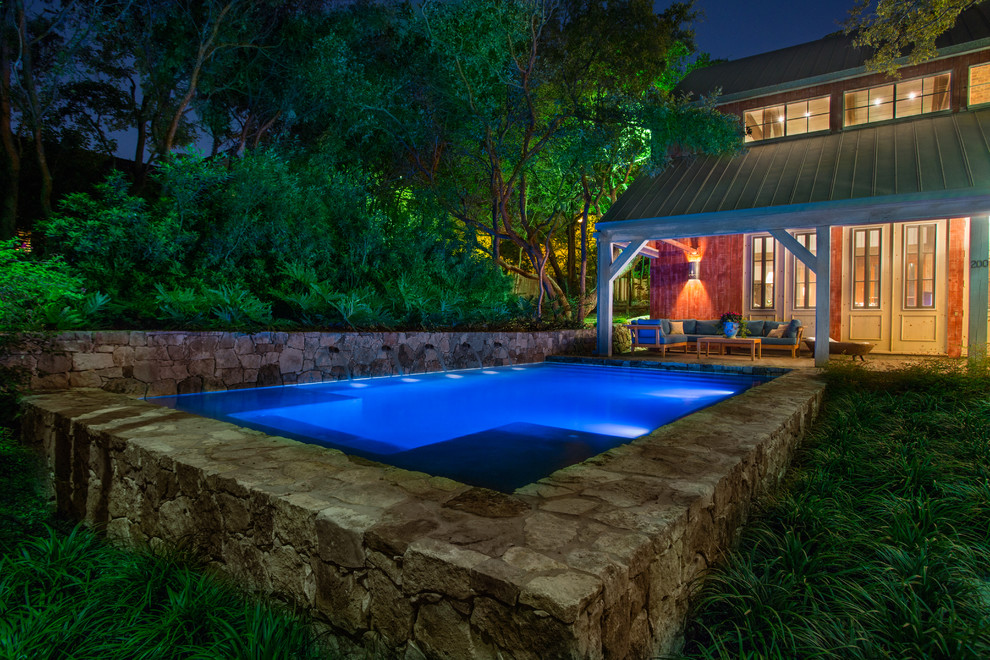 Стильный дизайн: наземный, прямоугольный бассейн на заднем дворе в стиле кантри - последний тренд