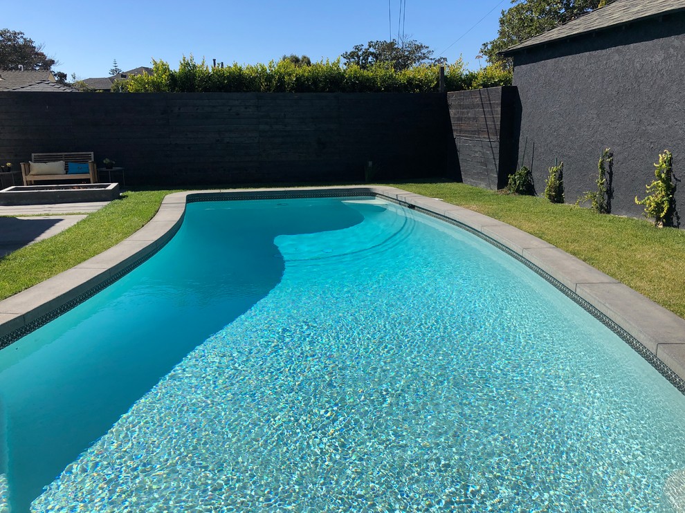 Réalisation d'une grande piscine arrière champêtre sur mesure avec une dalle de béton.