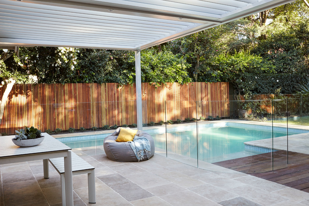 Ejemplo de piscina contemporánea grande a medida en patio trasero con suelo de baldosas