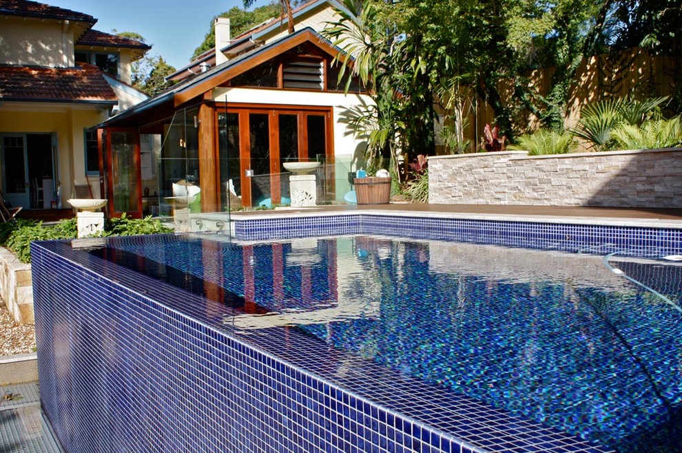 Oberirdischer, Großer Asiatischer Pool hinter dem Haus in rechteckiger Form mit Dielen in Sydney
