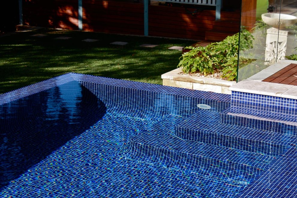 Imagen de piscina elevada de estilo zen grande rectangular en patio trasero con entablado