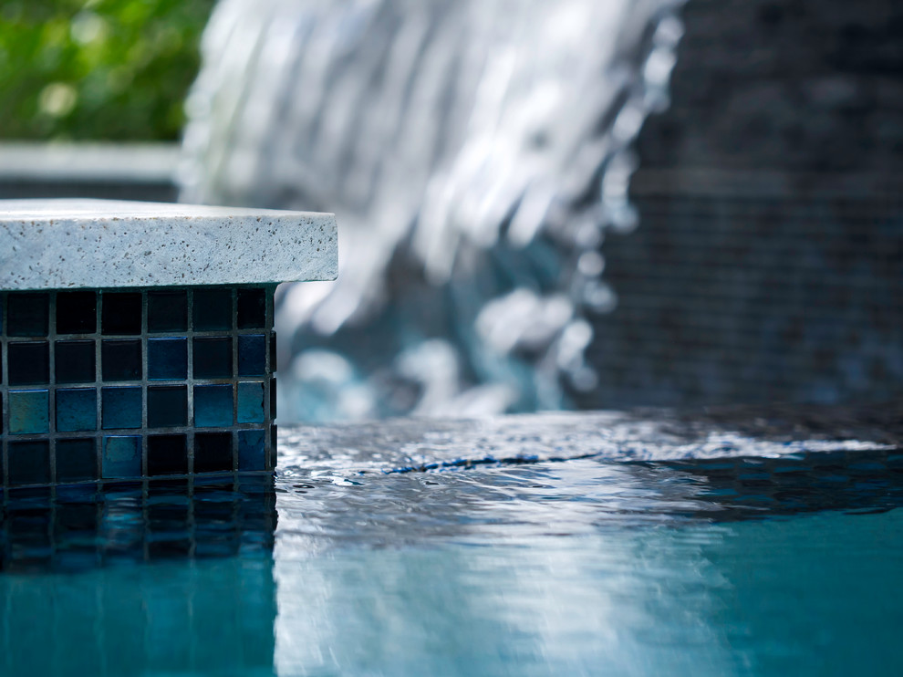 Idée de décoration pour une piscine arrière design sur mesure avec une terrasse en bois.