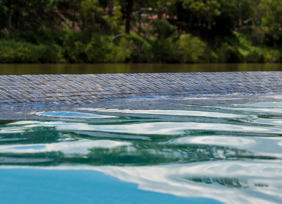 Foto di una piscina contemporanea personalizzata dietro casa con pedane