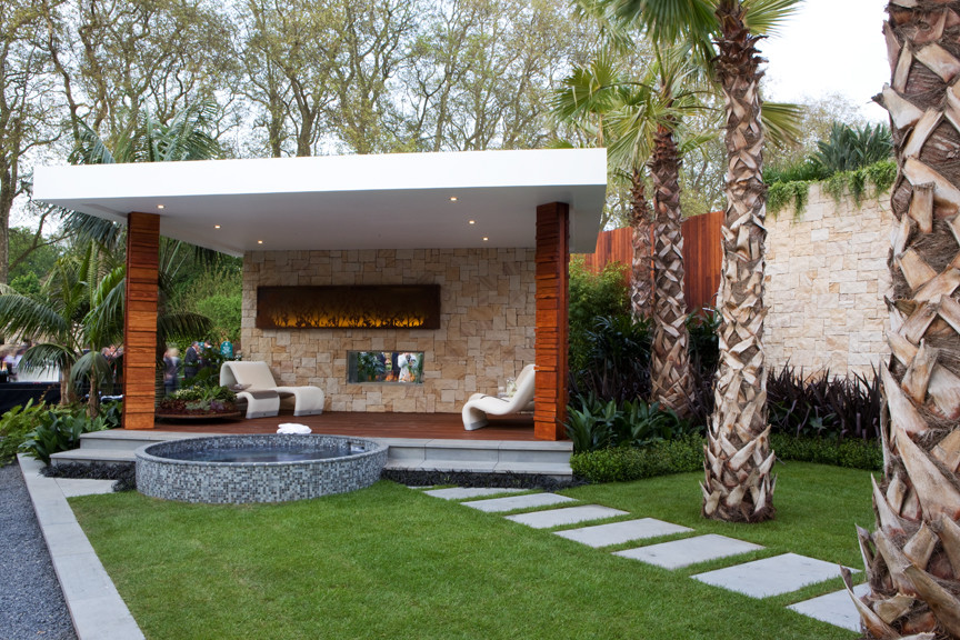Aménagement d'une piscine hors-sol contemporaine ronde avec une terrasse en bois.