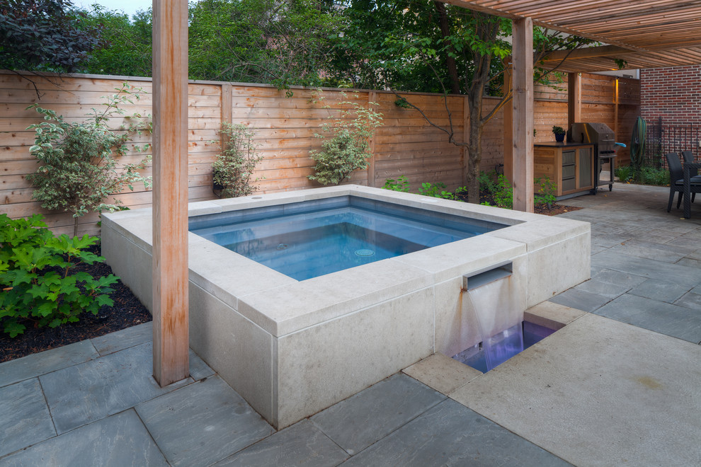 Idées déco pour une grande piscine arrière contemporaine rectangle avec un point d'eau et des pavés en pierre naturelle.