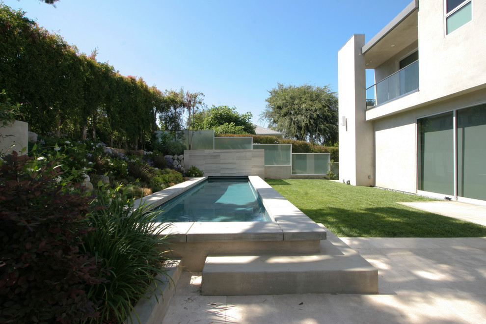 Foto de piscina con fuente alargada moderna pequeña rectangular en patio trasero con suelo de baldosas