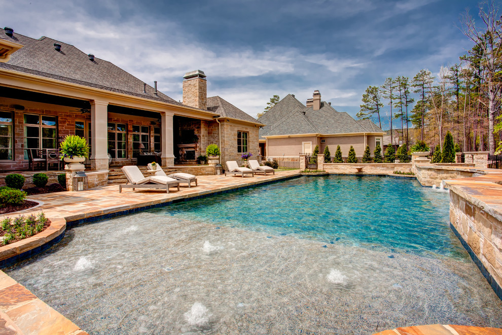 На фото: большой спортивный, прямоугольный бассейн на заднем дворе в классическом стиле с фонтаном и покрытием из каменной брусчатки