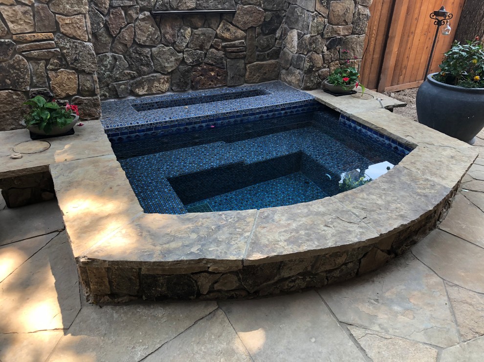 На фото: бассейн на заднем дворе в средиземноморском стиле с покрытием из каменной брусчатки