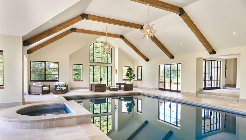 Foto de piscina alargada clásica grande interior y rectangular