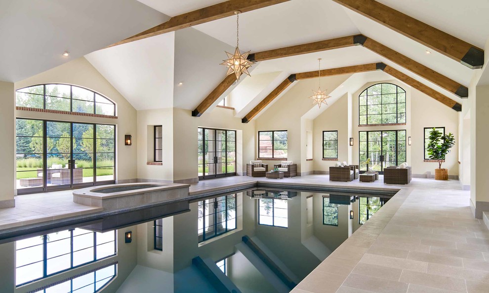 Стильный дизайн: большой спортивный, прямоугольный бассейн в доме в стиле неоклассика (современная классика) с джакузи и покрытием из плитки - последний тренд