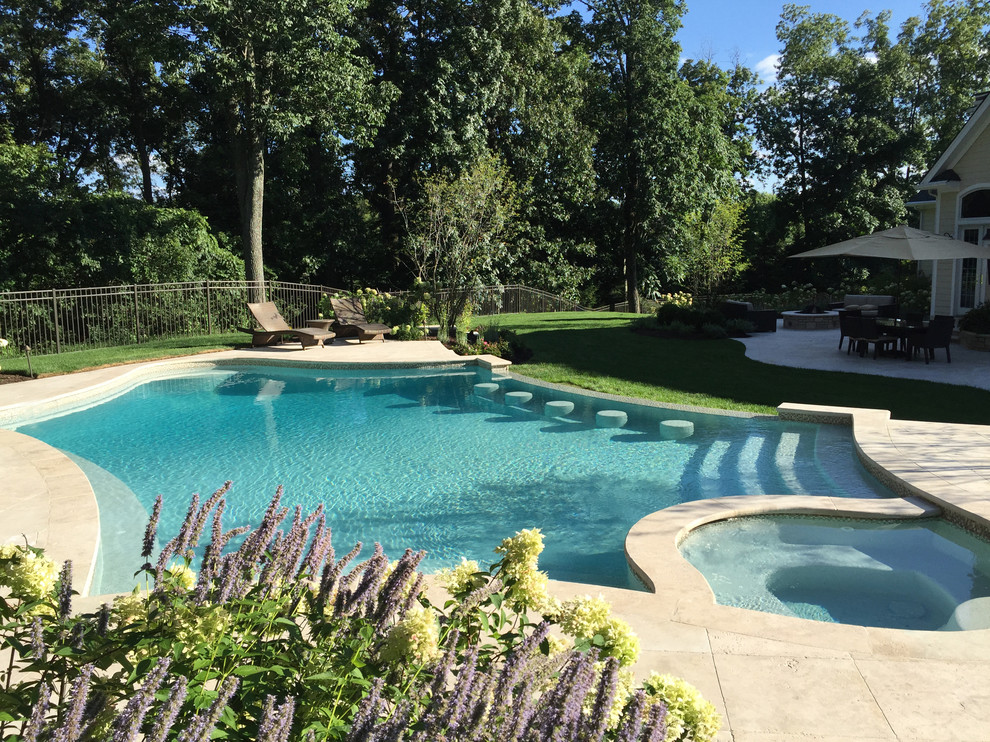 Diseño de piscinas y jacuzzis infinitos tradicionales renovados extra grandes a medida en patio trasero con suelo de baldosas