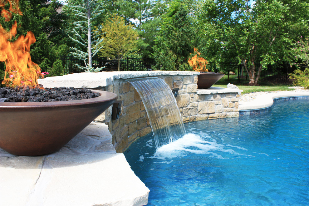 Diseño de piscina con fuente clásica grande a medida en patio trasero con adoquines de piedra natural