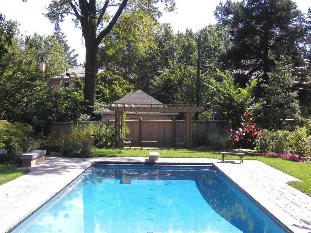 Idee per una grande piscina monocorsia classica rettangolare dietro casa con pavimentazioni in mattoni