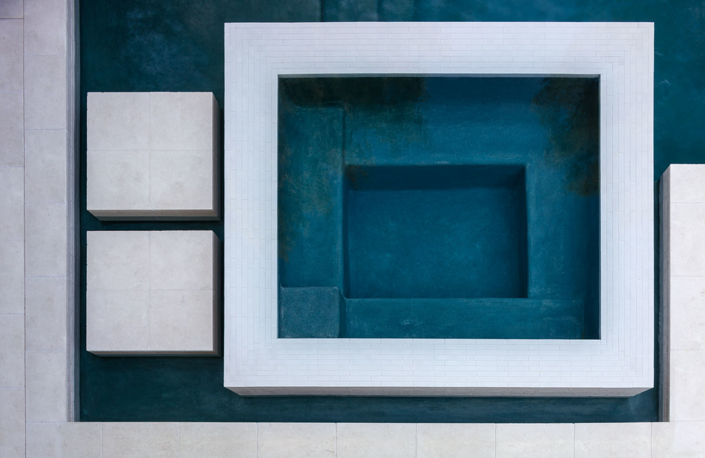 Diseño de piscinas y jacuzzis infinitos minimalistas pequeños rectangulares en patio trasero con suelo de baldosas