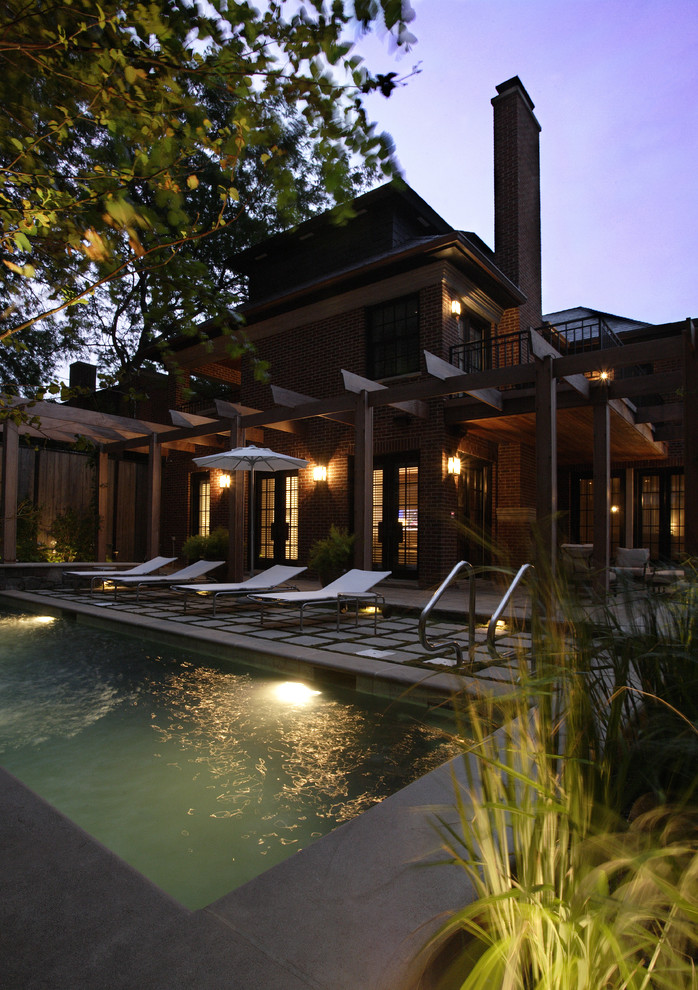 Modelo de piscinas y jacuzzis alargados minimalistas pequeños rectangulares en patio con adoquines de piedra natural