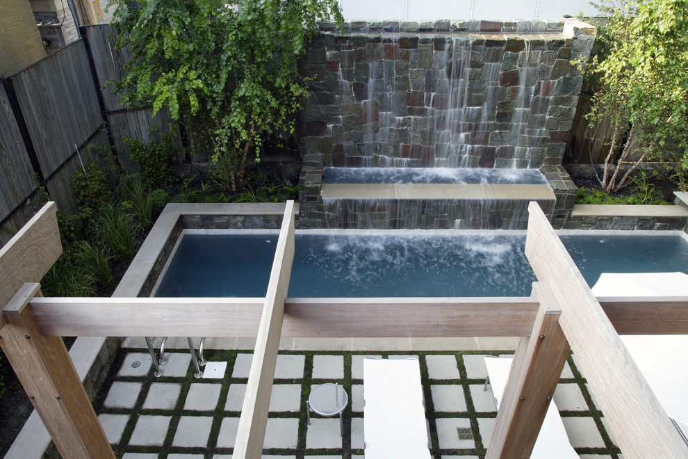 Idée de décoration pour un petit couloir de nage minimaliste rectangle avec une cour, des pavés en pierre naturelle et un bain bouillonnant.