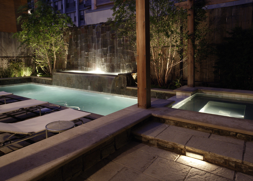 Стильный дизайн: маленький спортивный, прямоугольный бассейн на внутреннем дворе в стиле модернизм с покрытием из каменной брусчатки и джакузи для на участке и в саду - последний тренд
