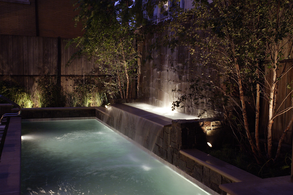 Ejemplo de piscinas y jacuzzis alargados minimalistas pequeños rectangulares en patio con adoquines de piedra natural