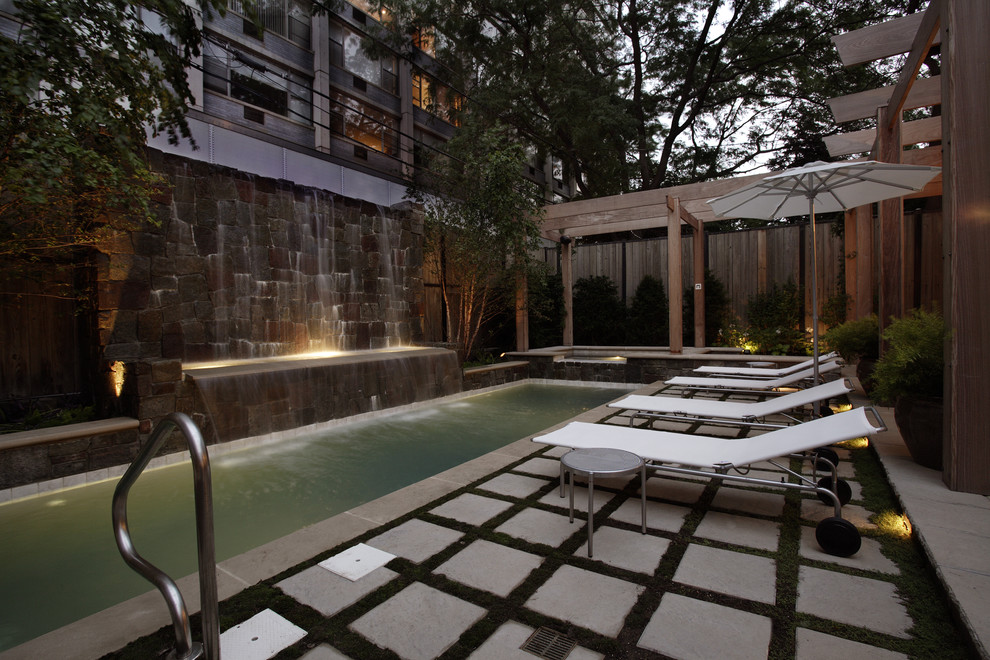 Idee per una piccola piscina monocorsia moderna rettangolare in cortile con pavimentazioni in pietra naturale e una vasca idromassaggio
