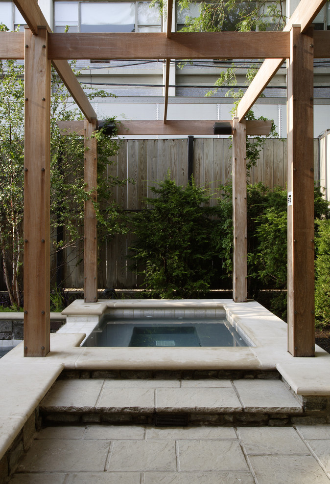 На фото: маленький спортивный, прямоугольный бассейн на внутреннем дворе в стиле модернизм с покрытием из каменной брусчатки и джакузи для на участке и в саду