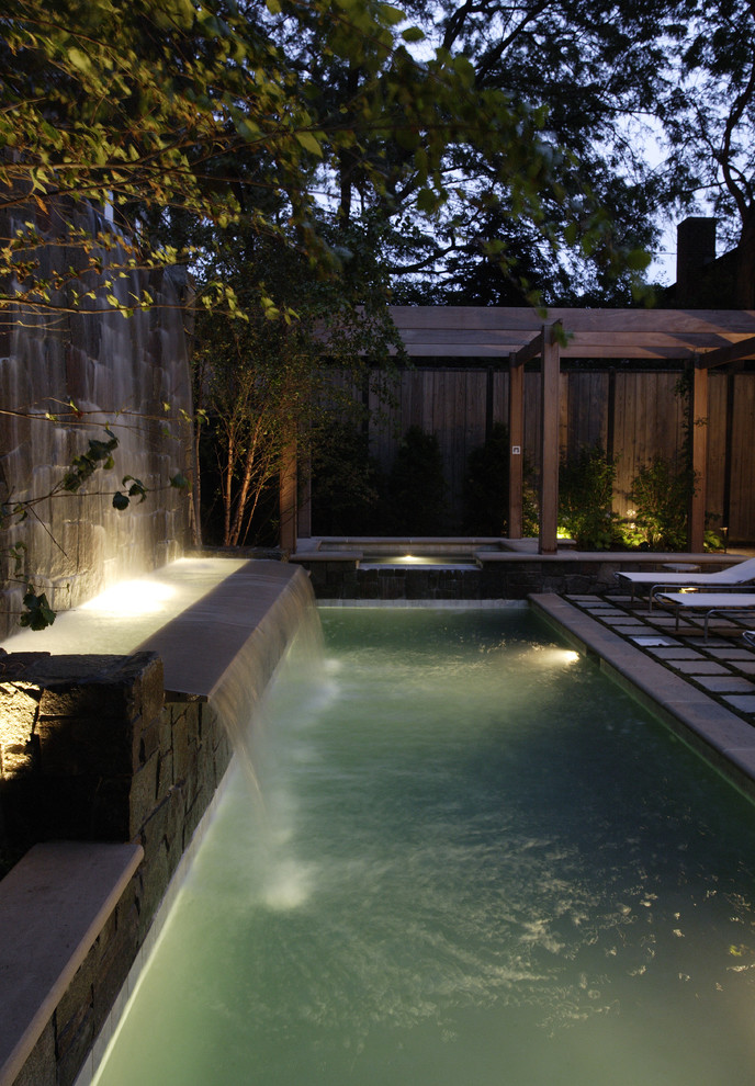 Diseño de piscinas y jacuzzis alargados modernos pequeños rectangulares con adoquines de piedra natural